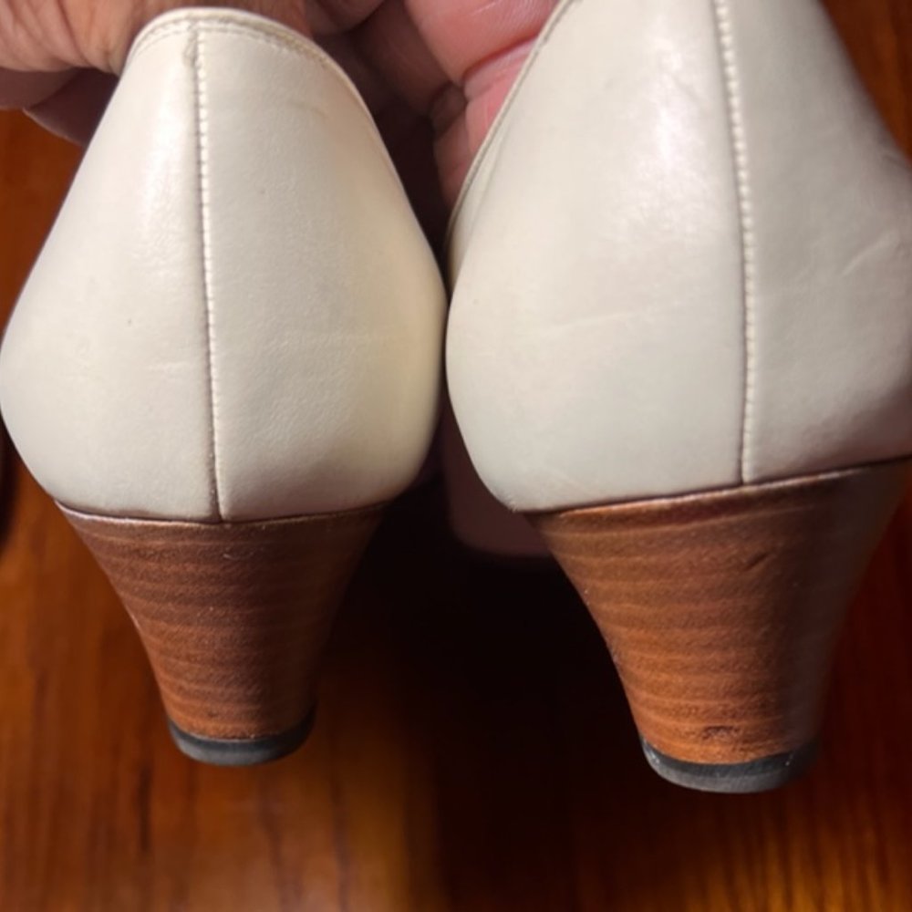 Salvatore Ferragamo Spectator Pump size 9 creme and white - Picture 9 of 10